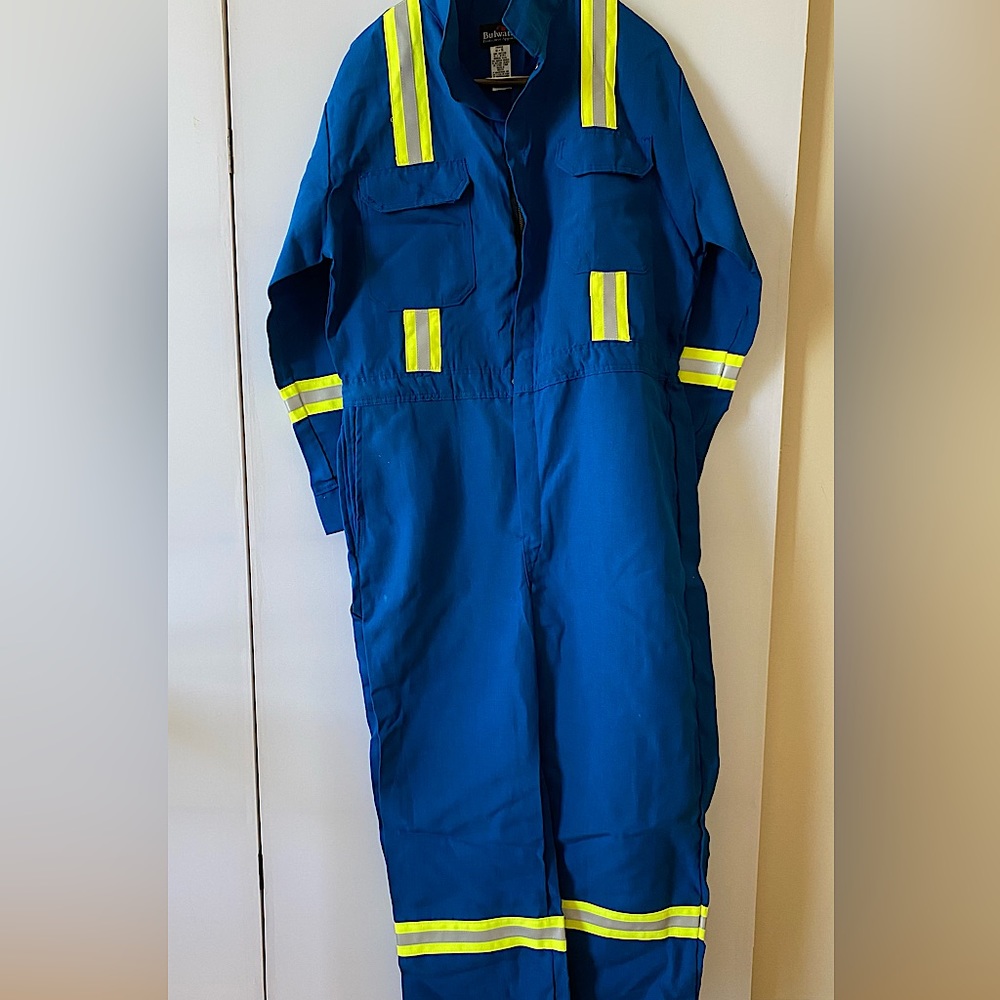🤩 Bulwark- NWOT Protective Apparel Overall with many clasps and pockets 🤩